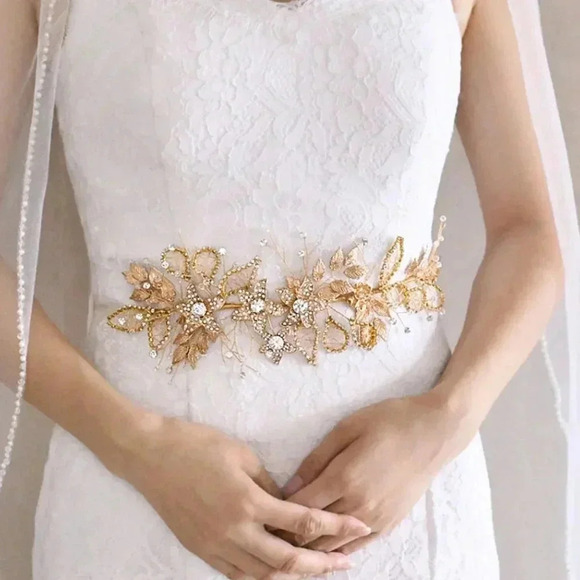 Beautiful Headdress and Matching Necklace & Earrings also a matching Bridal Sash - Picture 3 of 7